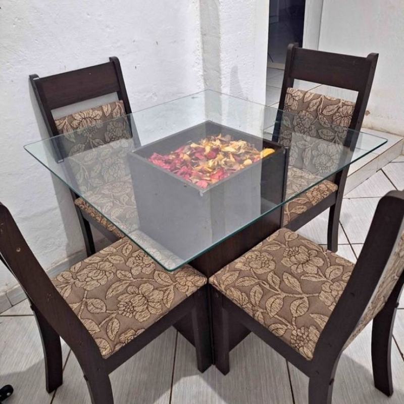 Mesa com 4 cadeiras a base com design de pétalas no meio